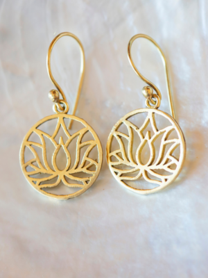 Brinco Flor de Lótus Vazada Banho de Ouro 18k